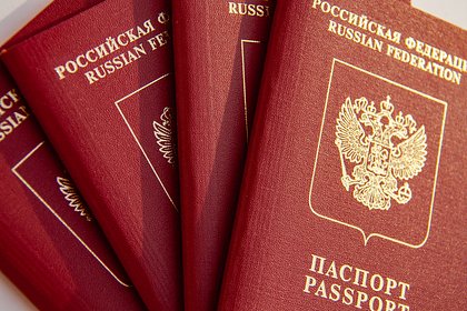 Сотрудник визового центра потерял паспорта россиян во время поездки на самокате