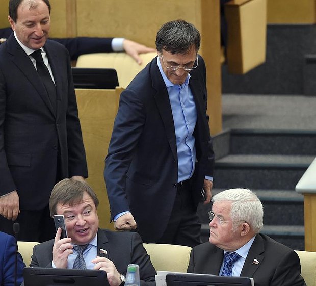 Магомед Гаджиев (в центре) на пленарном заседании Государственной Думы