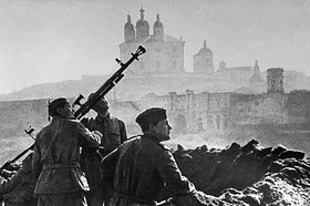 Зенитный расчет старшины Ивана Михалева, вооруженный крупнокалиберным пулеметом ДШК, в освобожденном Смоленске. 25 сентября 1943 года