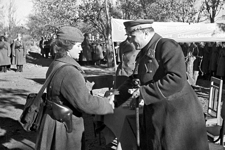 Командующий Сталинградским фронтом генерал Андрей Еременко во время вручения наград отличившимся бойцам