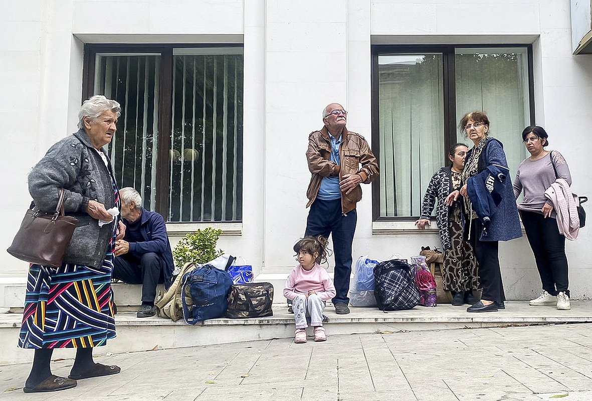Местные жители возле здания местной администрации после сообщения о стрельбе в Степанакерте, Нагорный Карабах, 21 сентября 2023 года