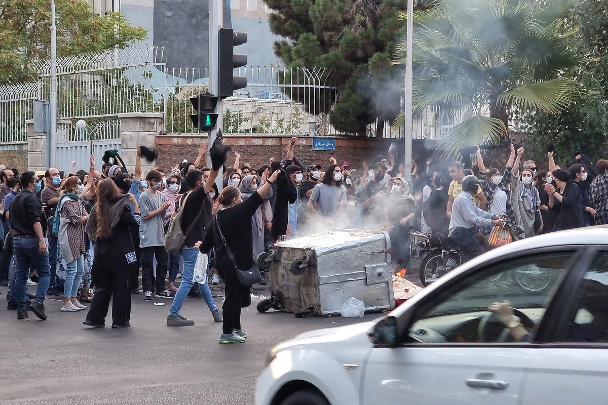 Акция протеста после смерти Махсы Амини на улицах Тегерана, Иран, 19 сентября 2022 года