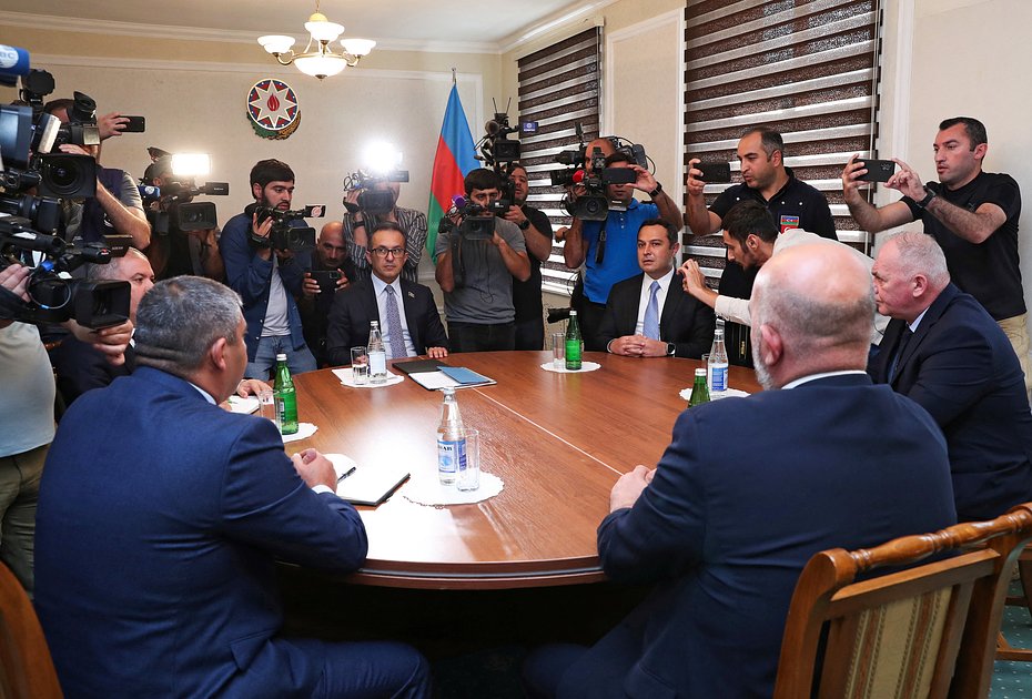 Представители Азербайджана и члены делегации армян из Нагорного Карабаха на переговорах в городе Евлах, Азербайджан, 21 сентября 2023 года