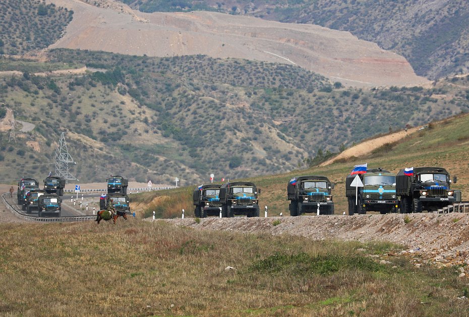 Грузовики российских миротворцев проезжают армянский блокпост на дороге возле села Корнидзор, Армения, 22 сентября 2023 года