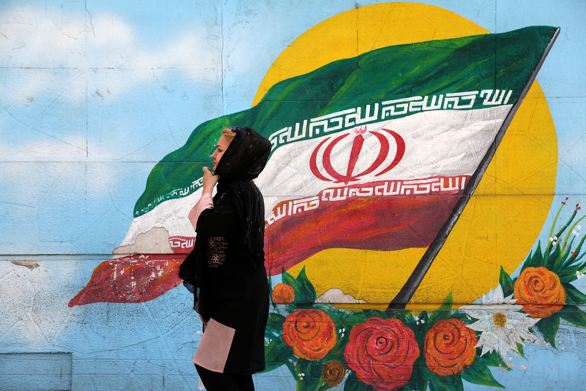 Женщина на улице Тегерана, Иран, 22 сентября 2022 года