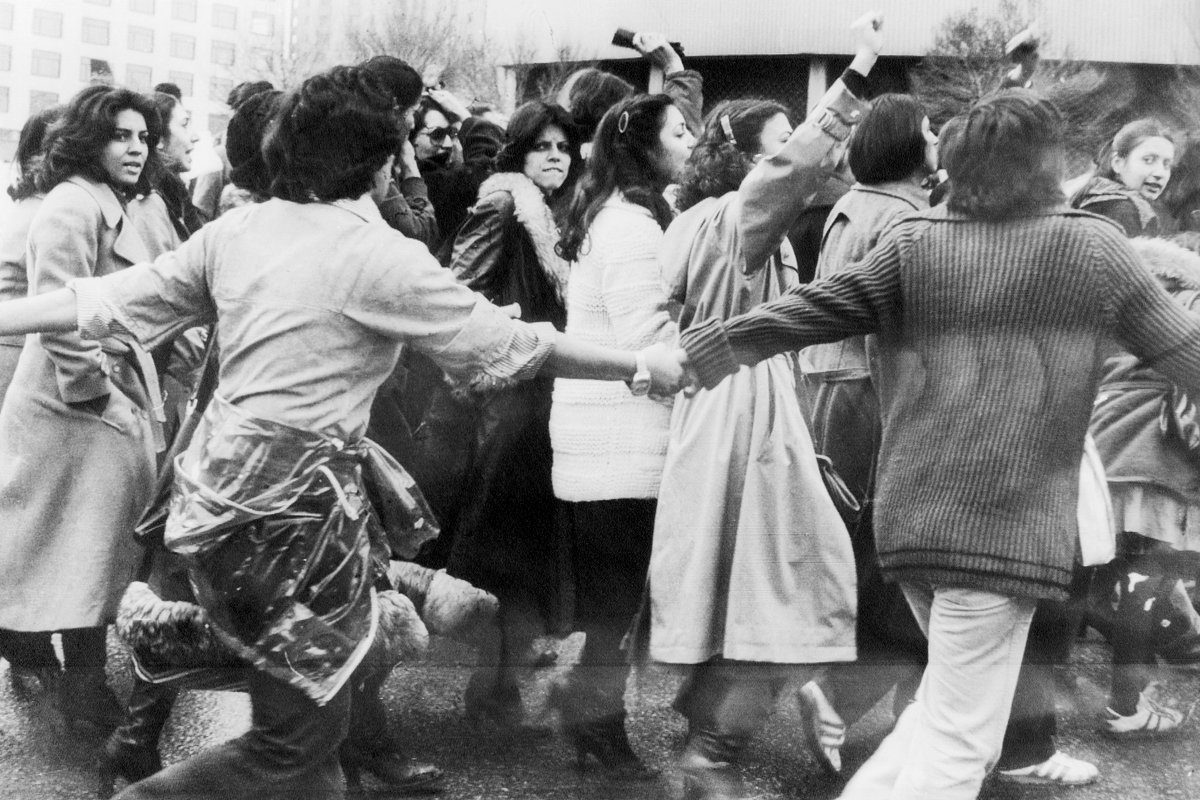 Протест против ношения хиджаба в центре Тегерана, 10 марта 1979 года