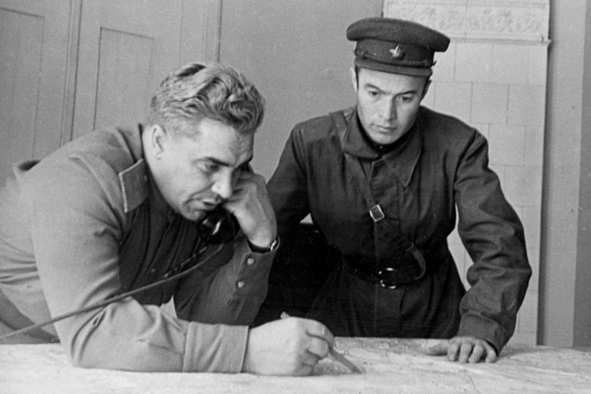 Генерал Николай Берзарин (слева) за разработкой плана операции
