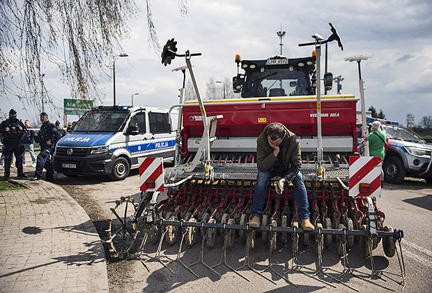 Фермер сидит на своем комбайне во время акции протеста в приграничном городе Грубешув, Польша, апрель 2023 года