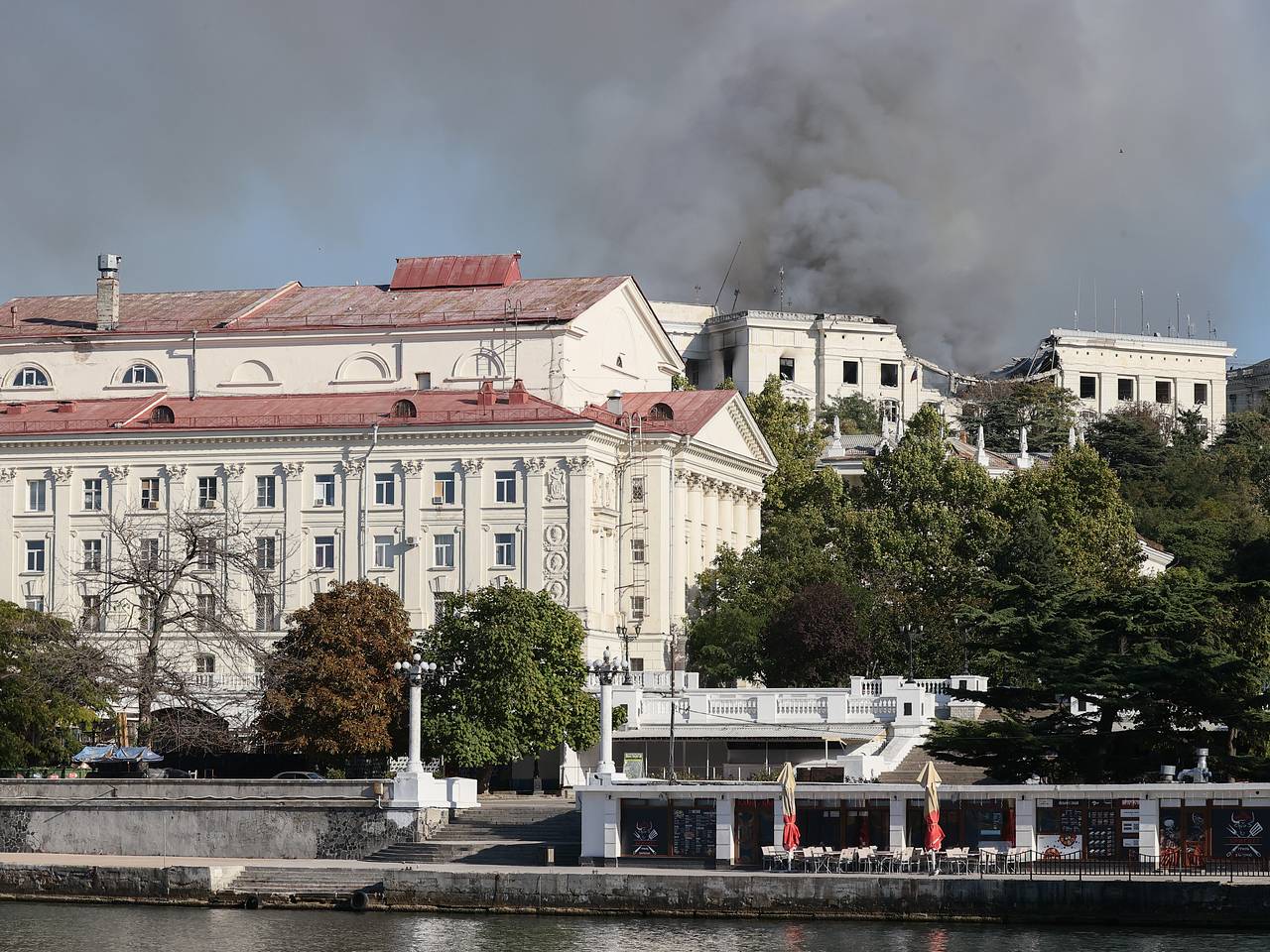 ВСУ нанесли ракетный удар по штабу Черноморского флота в Севастополе. Что  известно об атаке?: Общество: Россия: Lenta.ru