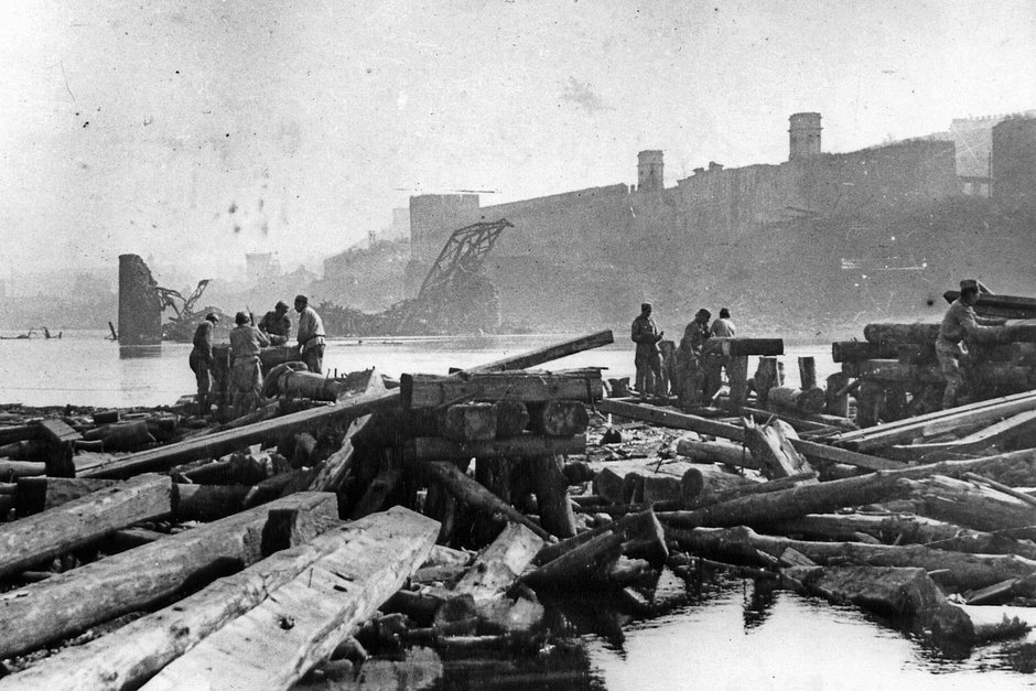 Советские саперы восстанавливают разрушенный мост через Днепр в освобожденном Смоленске, сентябрь 1943-го