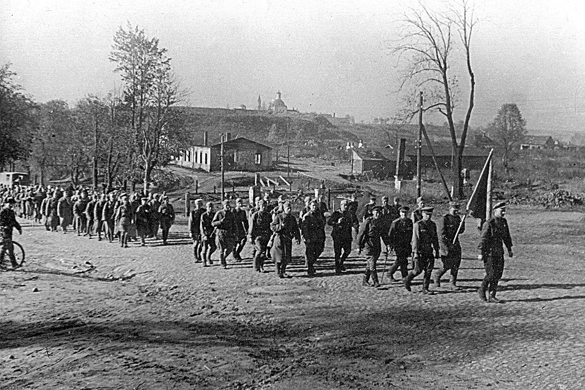 Бойцы 1099-го стрелкового полка майора Бориса Елизарова вступают в освобожденный Рославль, 25 сентября 1943 года