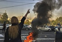 Год назад Иран оказался на грани революции из-за исламских ограничений для женщин. Почему протесты могут вспыхнуть снова?