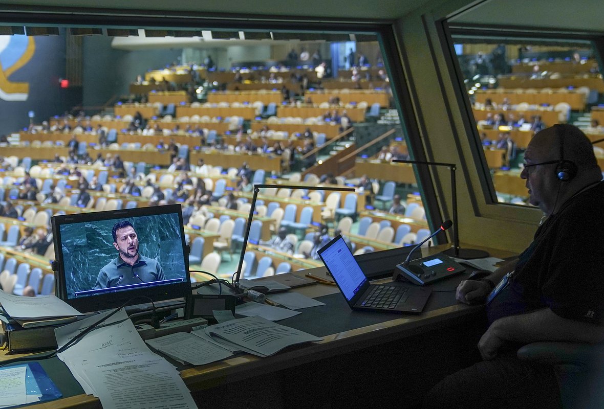 Президент Украины Владимир Зеленский на видеоэкране переводчика во время выступления на 78-й сессии Генеральной Ассамблеи ООН