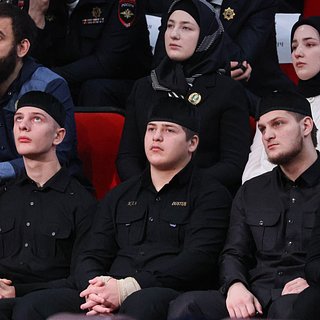 Адам Кадыров (в центре)
