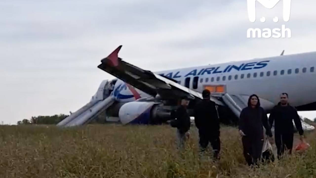 Ошибку пилотов назвали причиной посадки самолета «Уральских авиалиний» в  поле: Россия: Путешествия: Lenta.ru