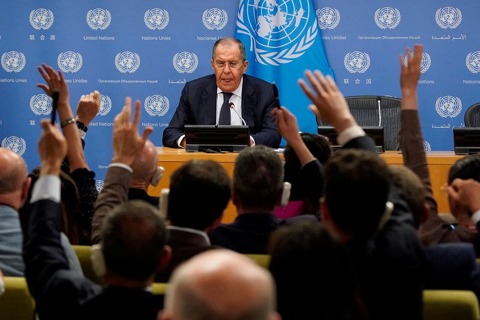 Министр иностранных дел России Сергей Лавров на пресс-конференции после выступления на 78-й сессии Генеральной Ассамблеи ООН в Нью-Йорке, США, 23 сентября 2023 года