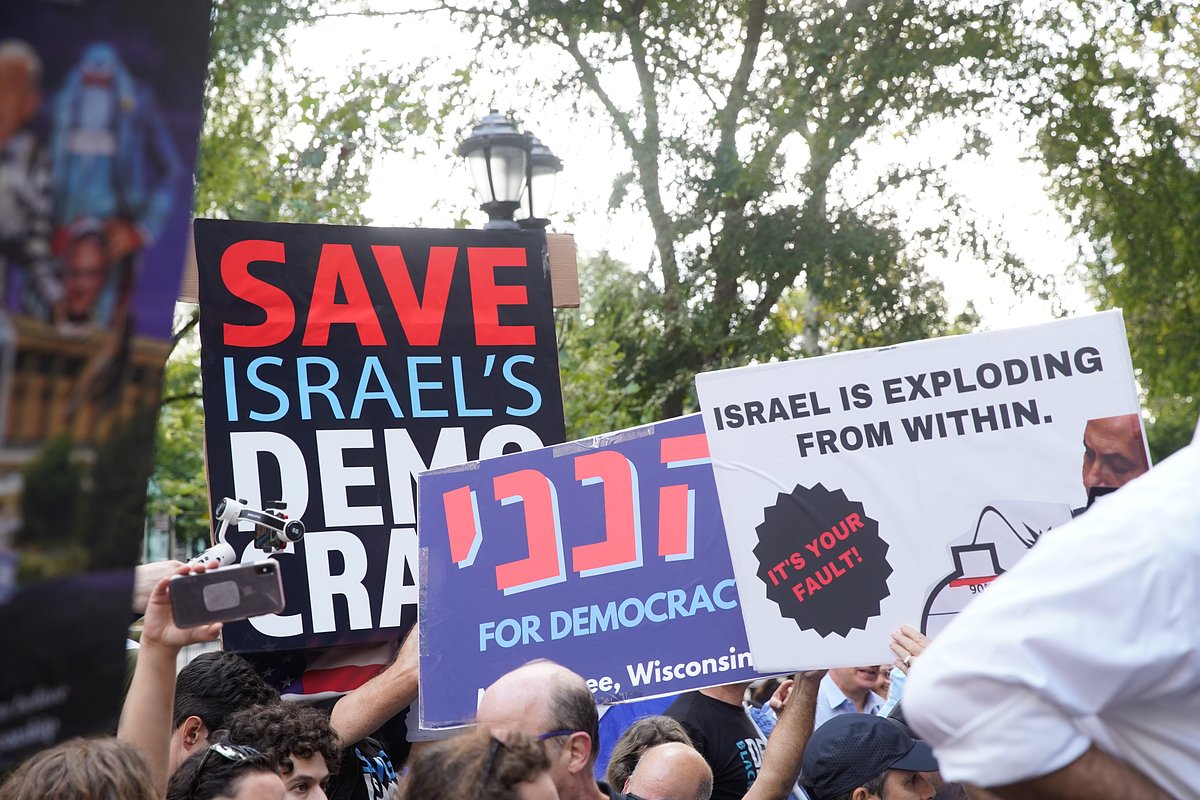 Акция в защиту израильской демократии и против премьер-министра Биби Нетаньяху, Нью-Йорк, 22 сентября 2023 года