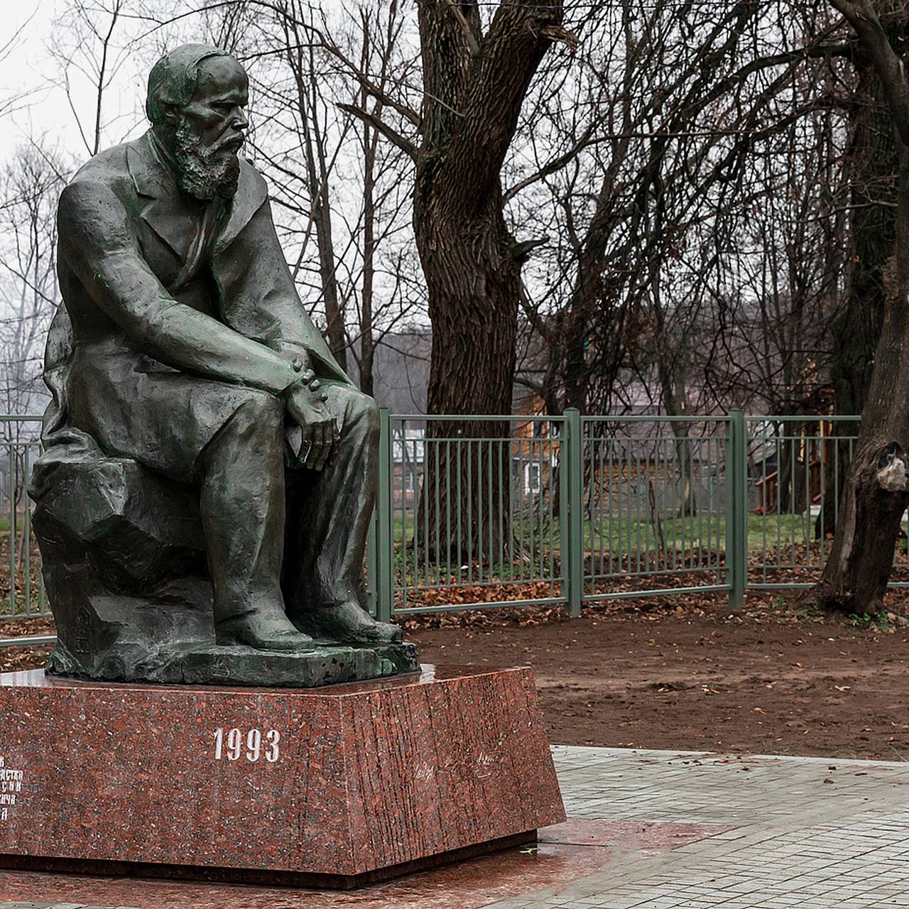 В усадьбе «Даровое» отметят юбилей открытия памятника Достоевскому:  Регионы: Россия: Lenta.ru