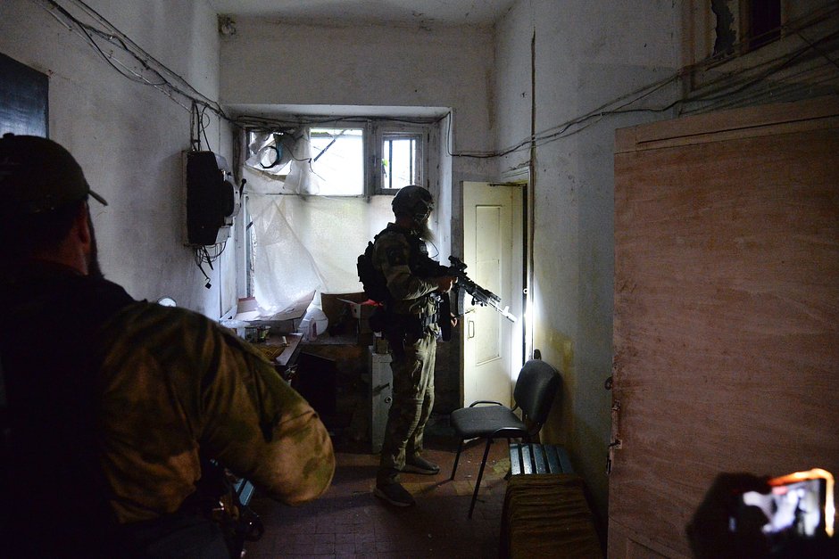 Бойцы специального полка полиции Министерства внутренних дел России по Чеченской Республике проводят зачистку Лисичанска, июль 2022 года
