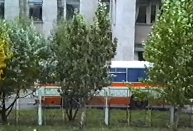 Автобус со светонепроницаемыми стеклами у здания детского сада №285 в Омске. 28 сентября 1993 года