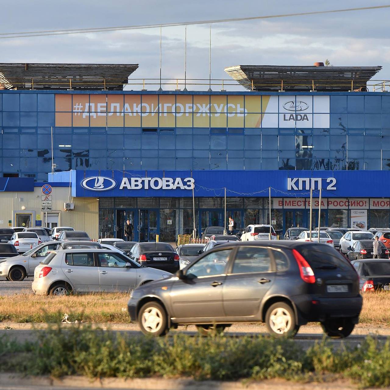 АвтоВАЗ» стал продавать автомобили в обход дилеров: Рынки: Экономика:  Lenta.ru