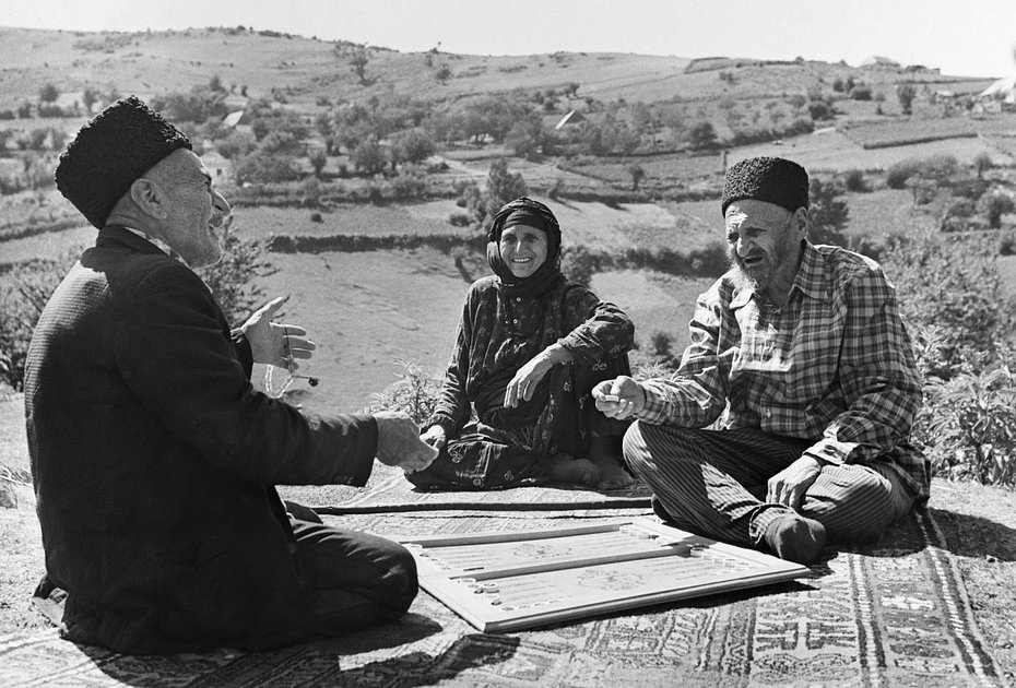 Азербайджанская ССР. Старейший житель Нагорного Карабаха Меджид Агаев и его жена Кинаназ за игрой в нарды с односельчанином Мухтаром Гасановым. 28 августа 1978 года