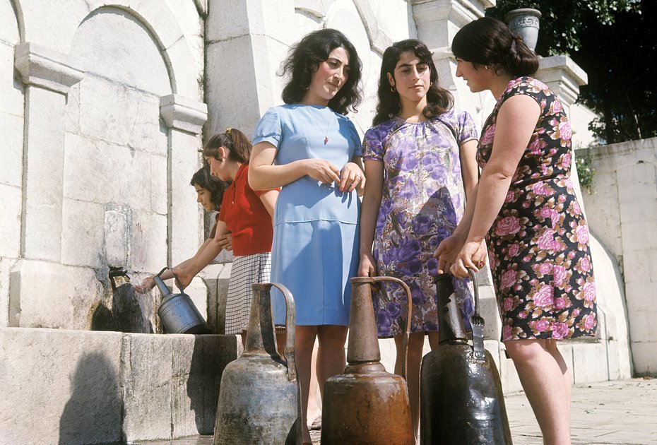Азербайджанская ССР, Нагорный Карабах, Шуша. Местные жительницы у источника с минеральной водой. 15 сентября 1974 года