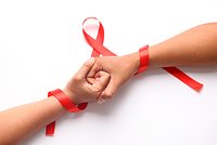 Поцелуи, рукопожатия и фитнес. Как нельзя заразиться ВИЧ: основные мифы, связанные с вирусом иммунодефицита человека