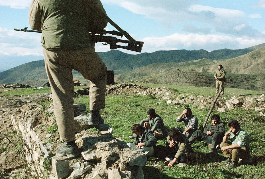 Боец с винтовкой охраняет задержанных армян в деревне Спитакеш, Нагорный Карабах, 6 июня 1989 года 