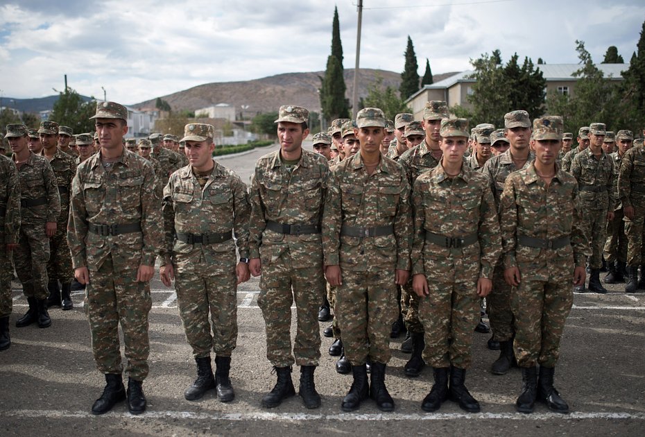 Военнослужащие армии самопровозглашенной Республики Нагорный Карабах на линии соприкосновения с вооруженными силами Азербайджана в районе города Мартакерт. 8 октября 2015 года 