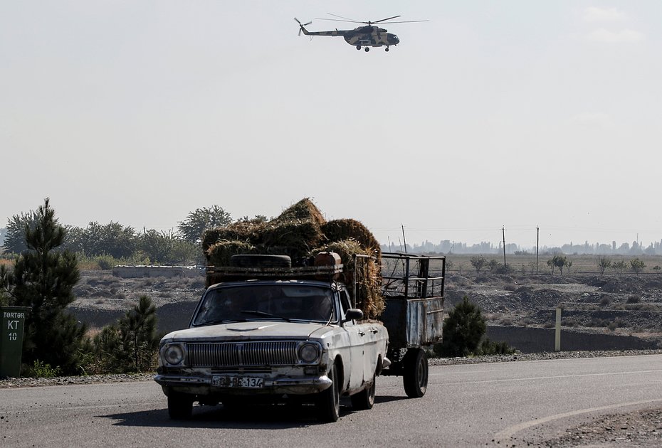 Азербайджанский военный вертолет патрулирует территорию Нагорного Карабаха. 23 октября 2020 года