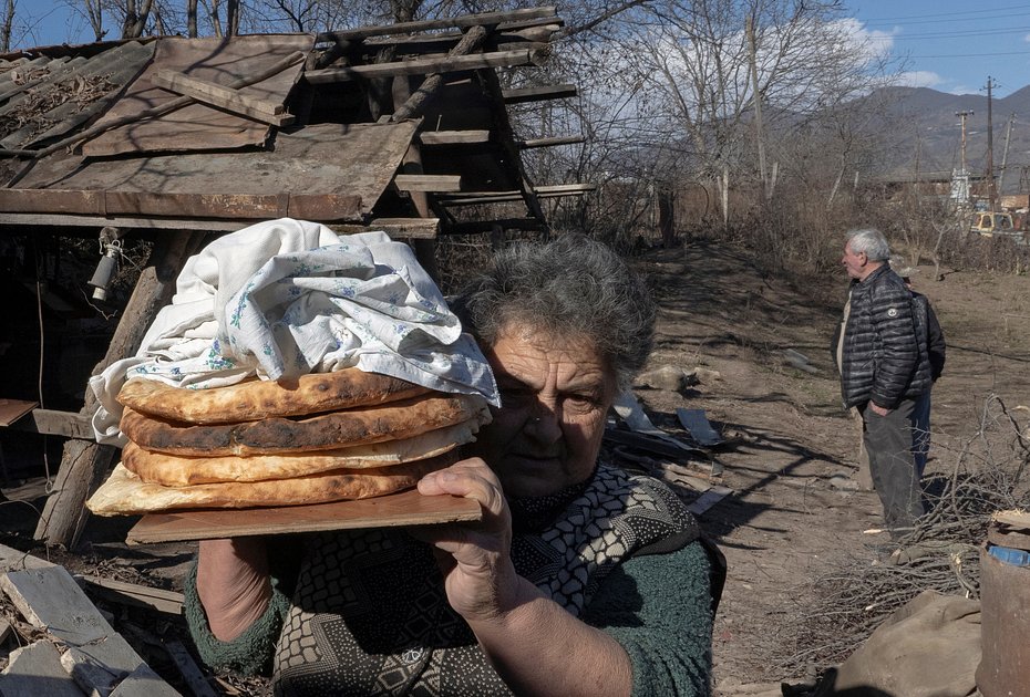 Жительница села Тагавард в Нагорном Карабахе несет свежевыпеченный хлеб. 15 января 2021 года 