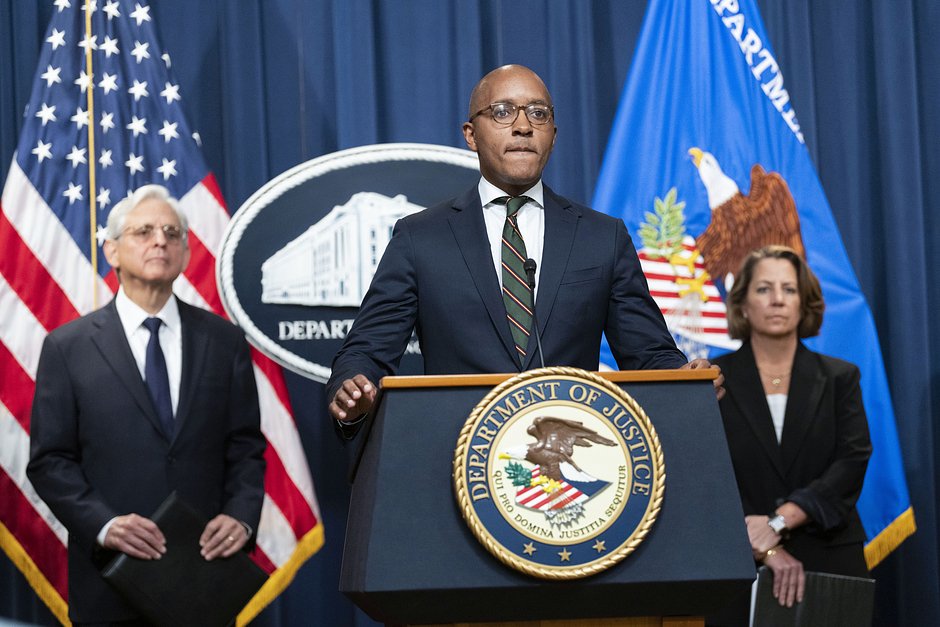 Прокурор США Дэмиан Уильямс выступает на пресс-конференции в связи с арестами и уголовным преследованием поставщиков прекурсоров фентанила. Вашингтон, 23 июня 2023 года