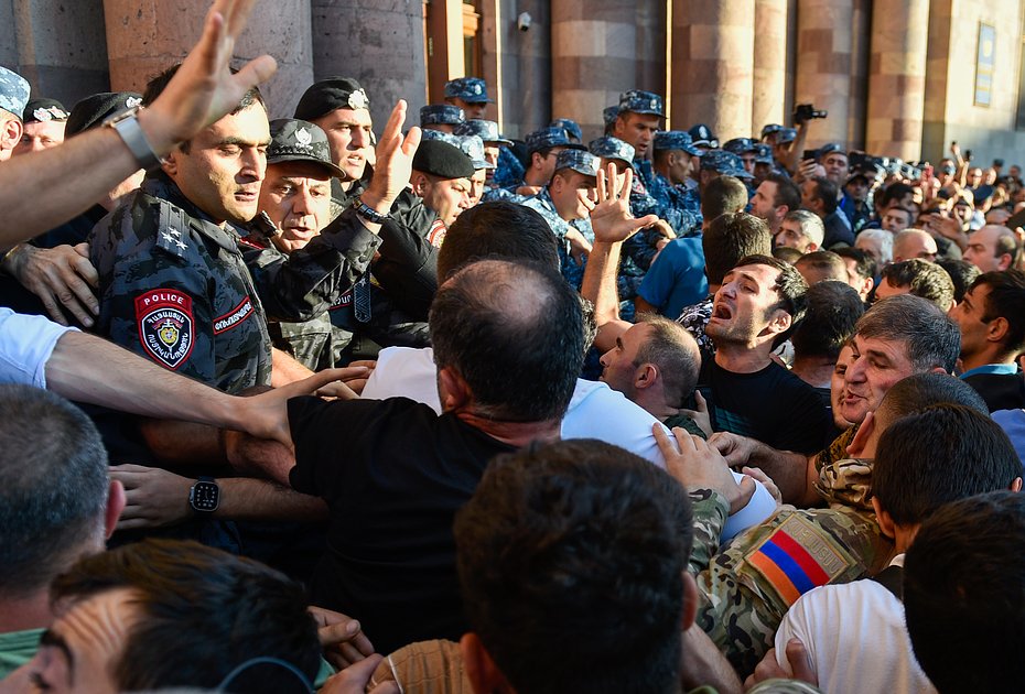 19 cентября 2023. Полицейские и участники протестов в связи с обострением ситуации в Нагорном Карабахе на площади Республики в Ереване.
