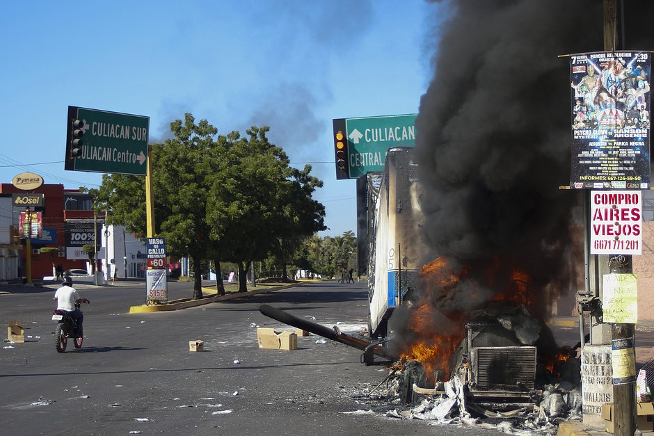 Горящий грузовик, подожженный в ходе беспорядков в Кулиакане после задержания Овидио Гусмана, сына заключенного наркобарона Хоакина Эль Чапо Гусмана. Мексика, 5 января 2023 года