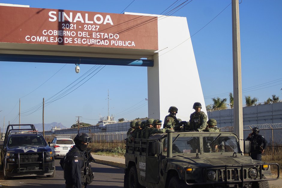 Полиция и военные патрулируют Кулиакан на следующий день после задержания Овидио Гусмана, сына заключенного наркобарона Хоакина Эль Чапо Гусмана. Мексика, 6 января 2023 года