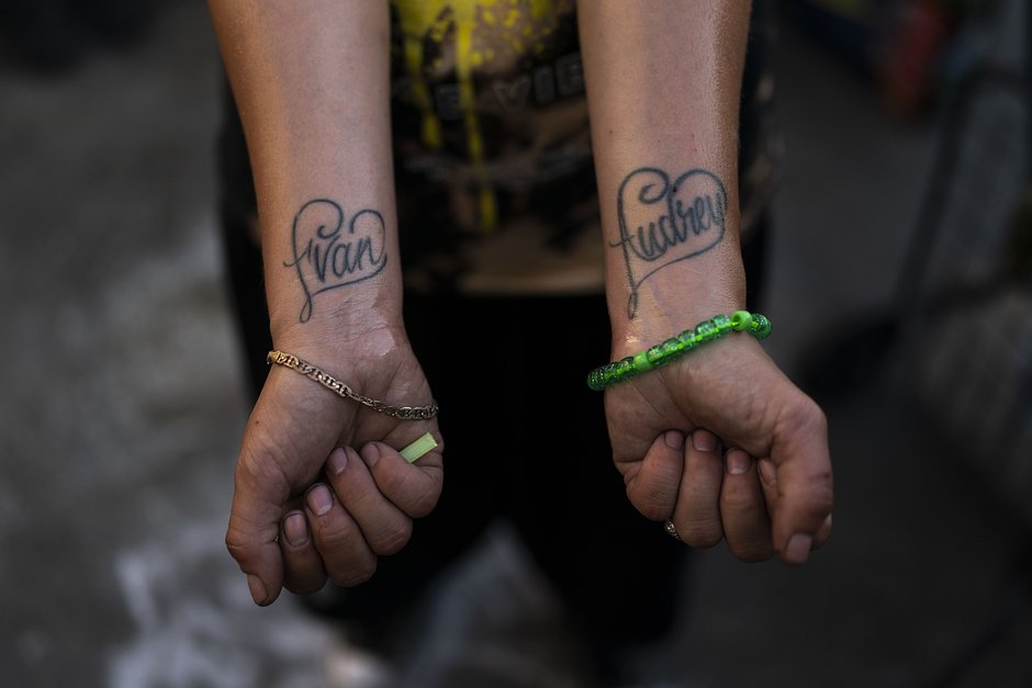 27-летняя Дженнифер Катано, употребляющая фентанил, показывает татуировки с именами двух своих детей, Эвана и Одри. Лос-Анджелес, 23 августа 2022 года