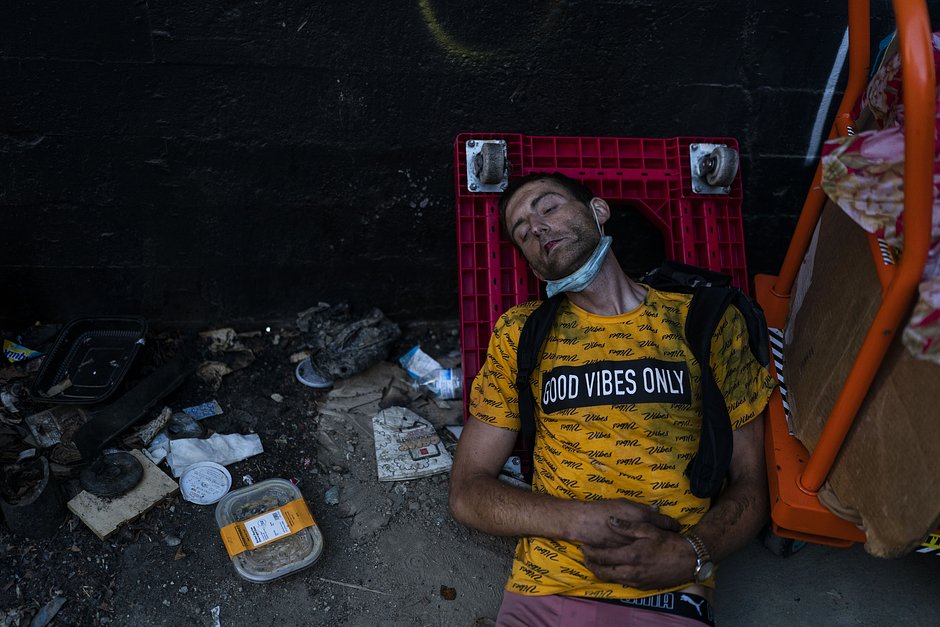 Райан Смит, 36-летний наркозависимый бездомный, спит после употребления фентанила. Лос-Анджелес, 18 августа 2022 года