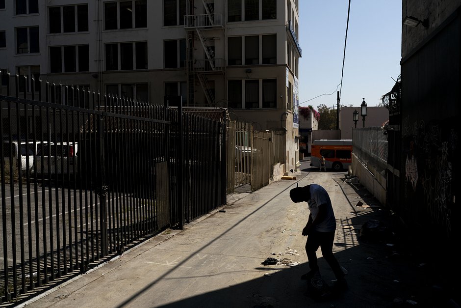 Энтони Делио, 36 лет, после употребления фентанила заснул стоя в переулке. Лос-Анджелес, 23 августа 2022 года