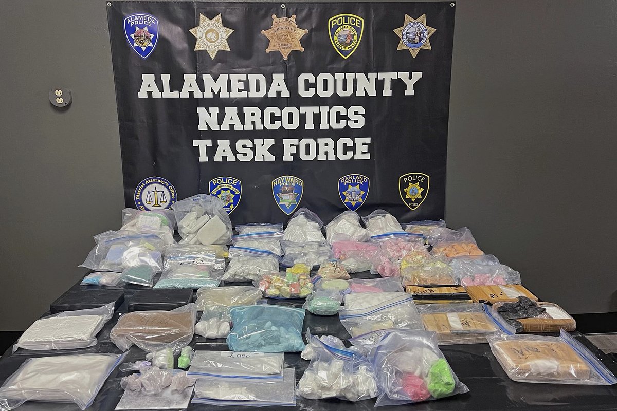 42 килограмма фентанила, изъятые после обнаружения полицией подпольной лаборатории в округе Аламеда, Калифорния, 23 апреля 2022 года