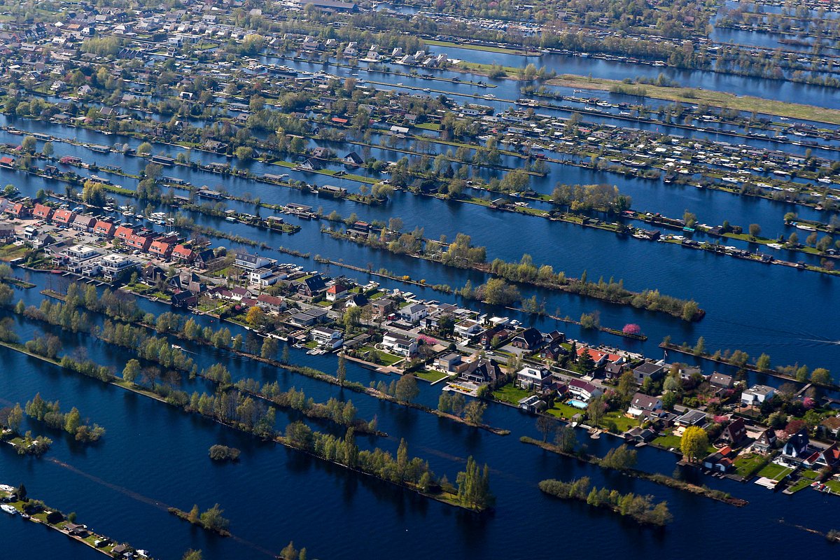 Вид с высоты птичьего полета на дома, окруженные водой, в окрестностях Амстердама