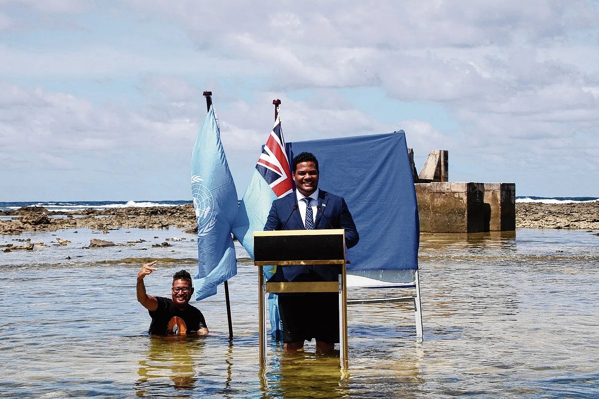 Министр иностранных дел тихоокеанского государства Тувалу Саймон Кофе записал видеообращение для климатического саммита в Глазго, стоя по колено в океанской воде