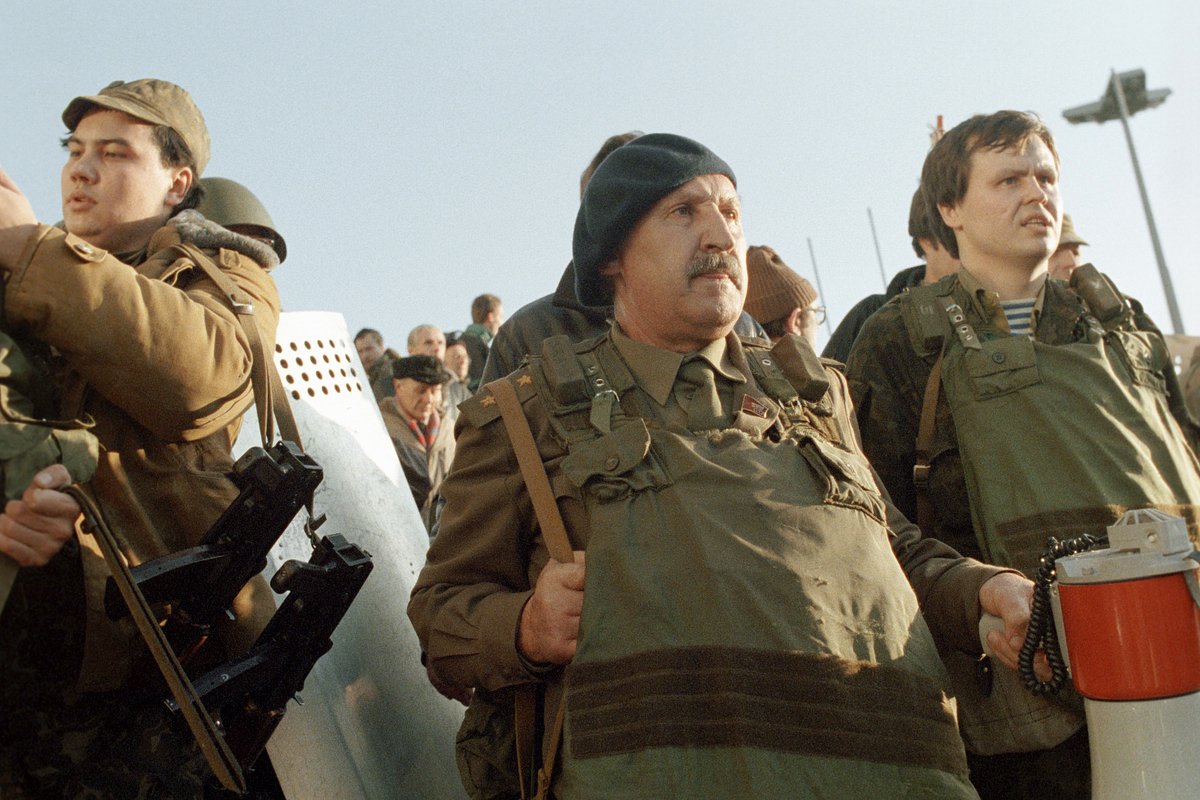 Генерал Альберт Макашов у Белого дома, октябрь 1993 года 