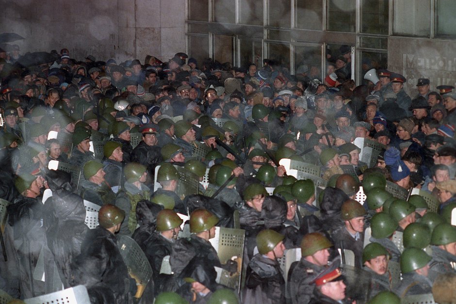 Бойцы ОМОН разгоняют демонстрантов у станции метро «Баррикадная» 