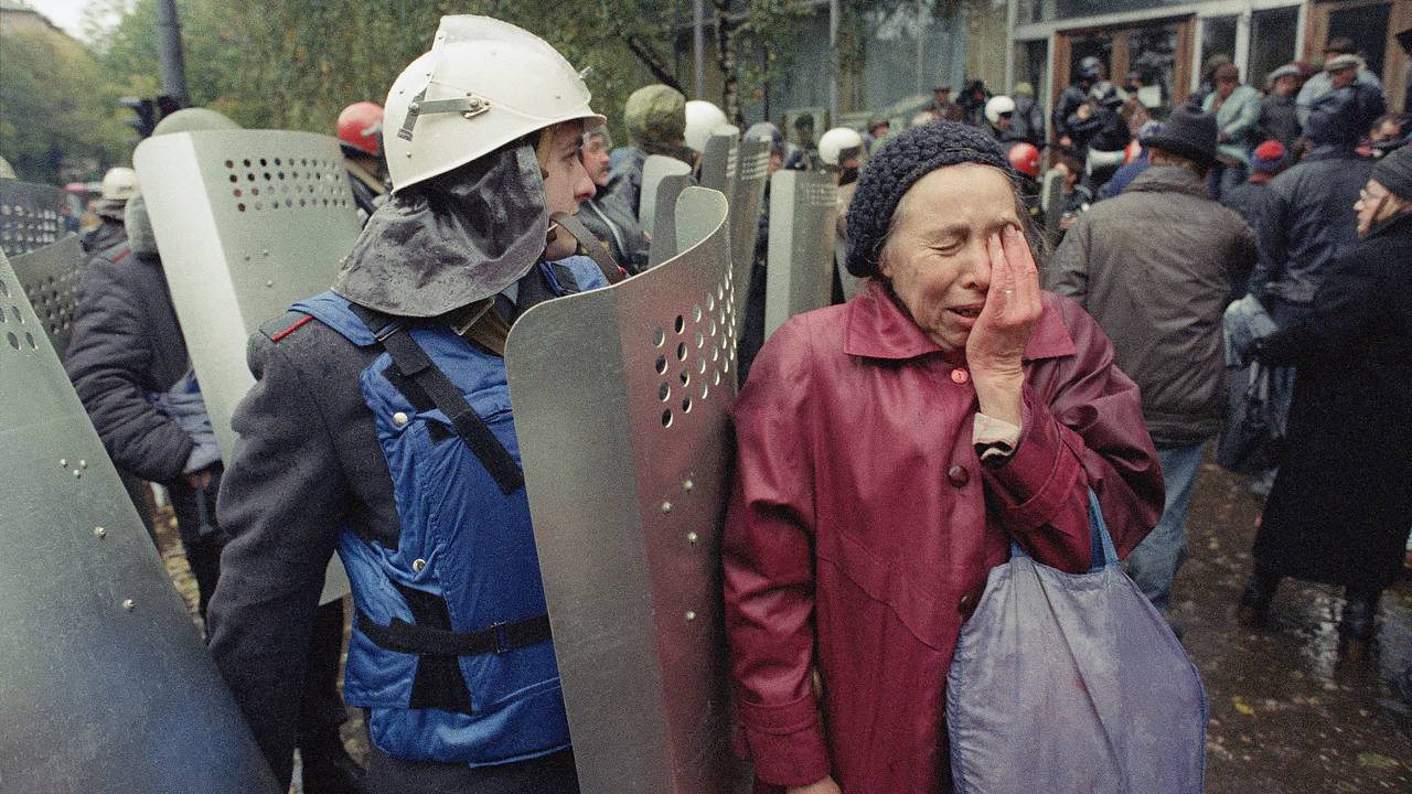 «Это были выстрелы в демократию» 30 лет гражданской войне в центре Москвы.  Как танки у Белого дома изменили Россию?: Политика: Россия: Lenta.ru