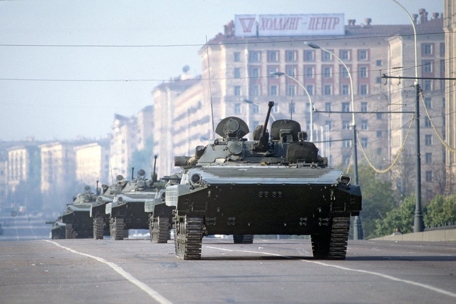 Колонна военной техники на Кутузовском проспекте