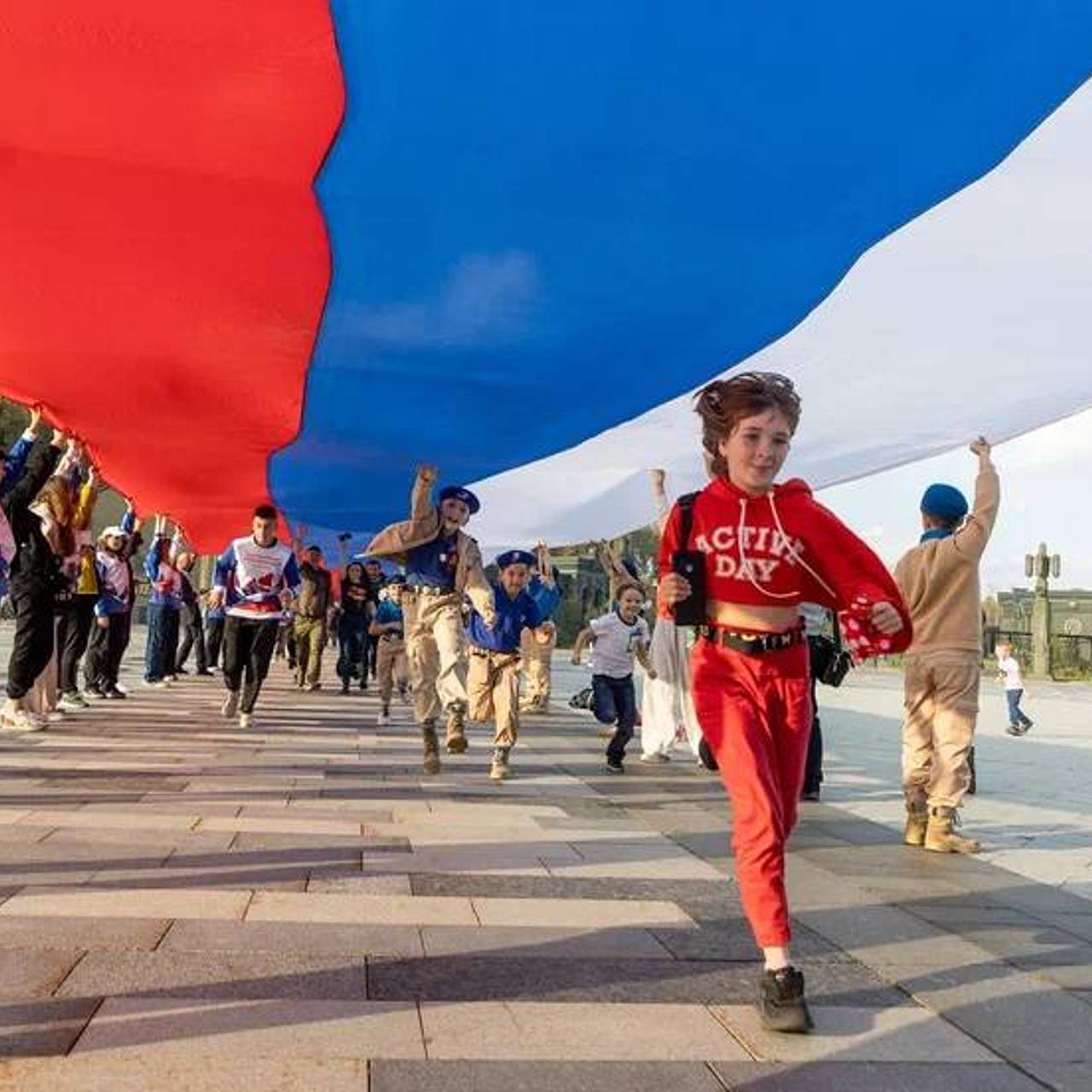 Гости из новых регионов и жители Подмосковья растянули флаг возле храма ВС  РФ: Регионы: Россия: Lenta.ru