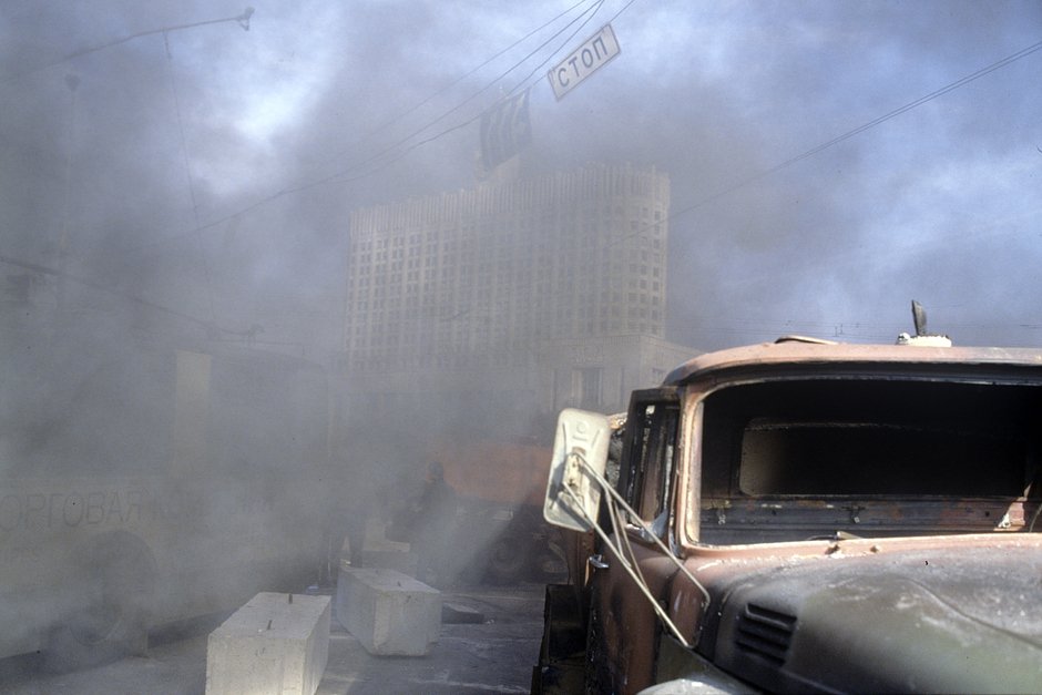 Клубы дыма и сгоревшая машина у здания Верховного Совета 