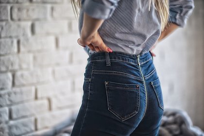 Россиянам назвали устаревшие модели джинсов