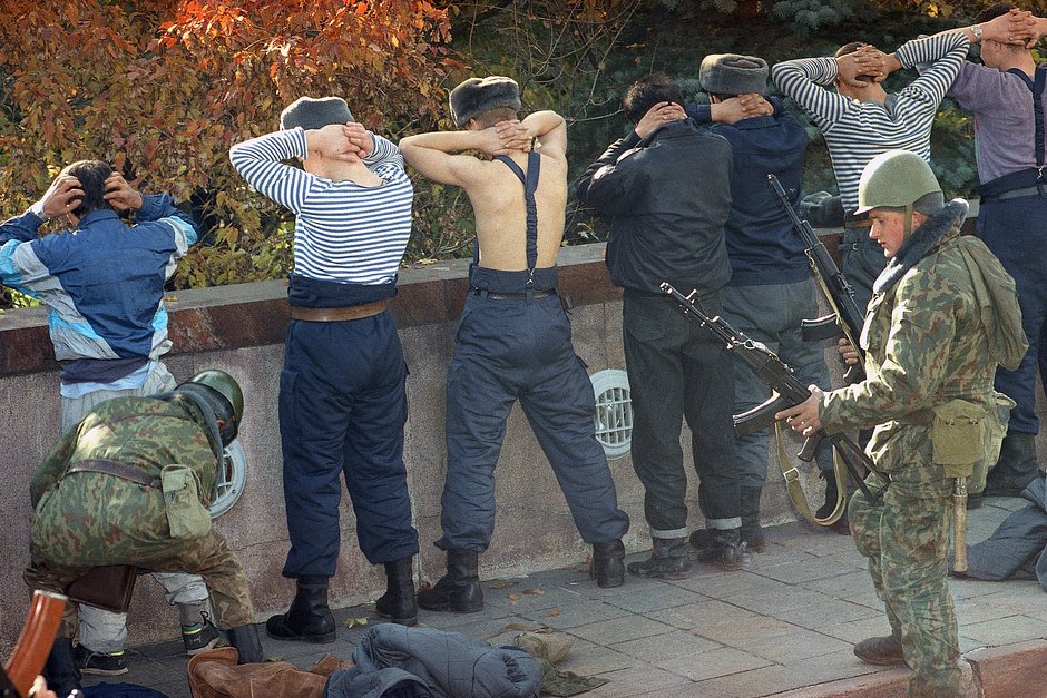 Обыск сдавшихся защитников Белого дома, 4 октября 1993 года